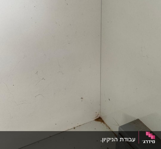 פינה פנימית מלוכלכת בארון או במגירה לפני ניקוי